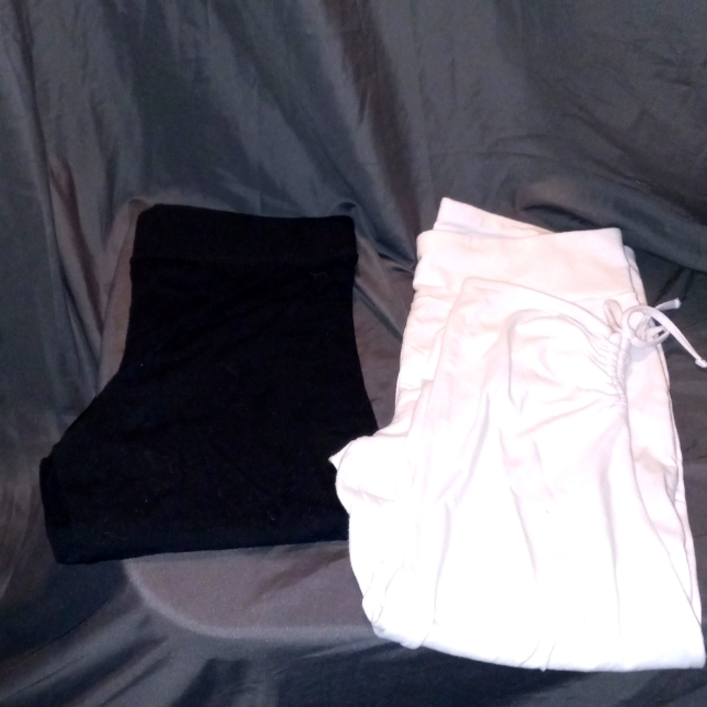 Lot Cotton Capri Leggings Black and White pair